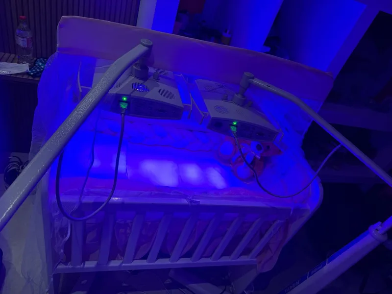 Bebê recebendo fototerapia em casa – banho de luz LED azul